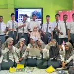 Siswa kelas XII MA Darus Sa’adah As’adiyah Lancirang bersama mahasiswa KKN Tematik 115 Universitas Hasanuddin menunjukkan hasil lembaran bioplastik berbahan pati singkong usai sesi praktik dan diskusi ilmiah tentang sains polimer serta solusi ramah lingkungan, 3 Februari 2026.